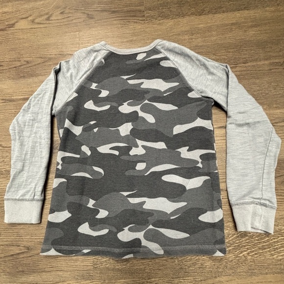 OshKosh B'gosh 8yo Wht/Blue Striped & Gray Camo cuffed LSS, GUC. - Picture 9 of 9